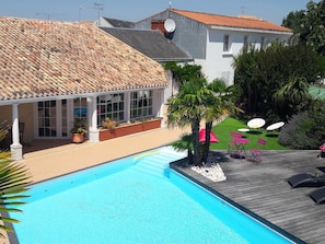 Piscine extérieure (ouverte en saison), chaises longues