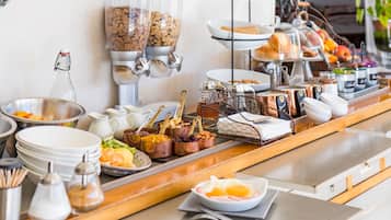 Se ofrece un desayuno inglés (12 EUR por persona)