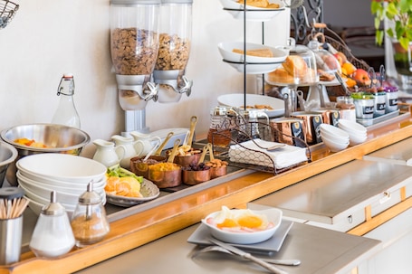 Café da manhã inglês todos os dias (EUR 12 por pessoa) . Le Manoir de l'Antiquite