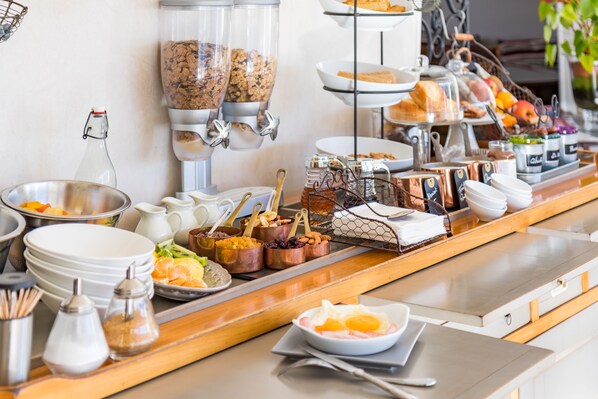 Petit déjeuner anglais (12 EUR par personne)