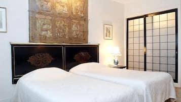 Ropa de cama de alta calidad, caja fuerte, escritorio y cortinas opacas