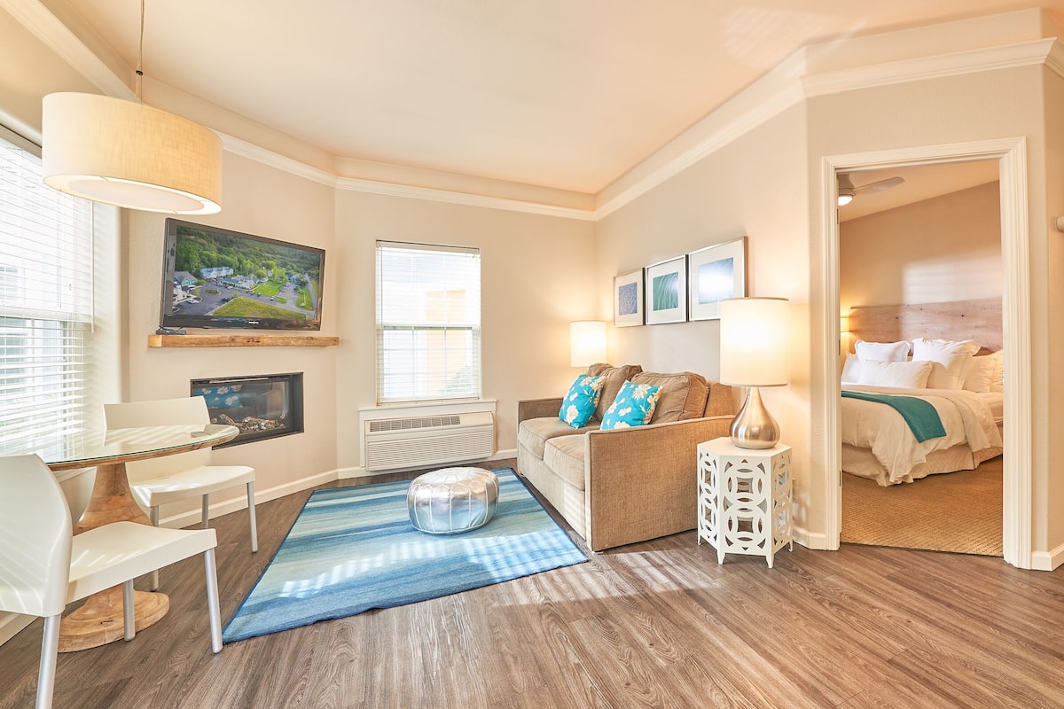Room (Spa Bungalow) | Living area | Flat-screen TV, iPod dock