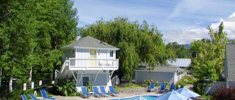 Piscine extérieure, chaises longues