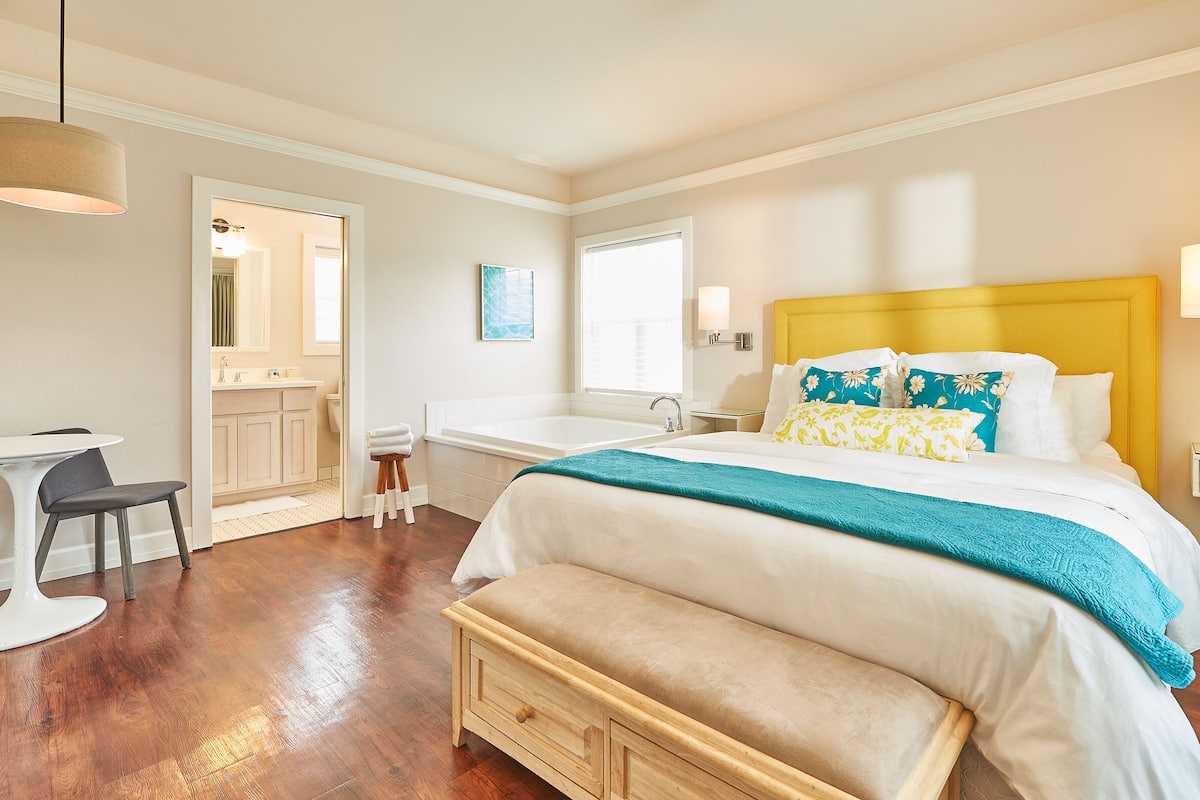 Studio, 1 King Bed (Hillside) | Frette Italian sheets, premium bedding, down comforters