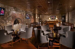 3 bars/lounges