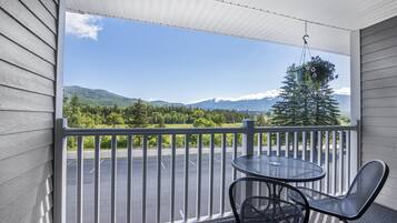 เครื่องนอนระดับพรีเมียม, เตียงพร้อมฟูกเสริมที่นอน, โต๊ะทำงาน