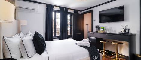 Classic Queen - Room 8 | Literie de qualité, couette en duvet, lit avec matelas à plateau-coussin