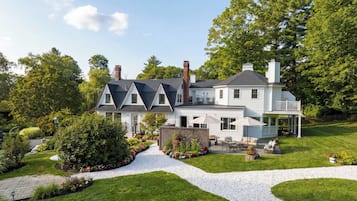 Vista frontal de la propiedad