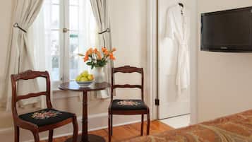 Standard Room, 1 Queen Bed, Private Bathroom (#6) | Premium bedding, down comforters, pillowtop beds, individually decorated