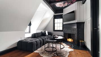 Luxe Queen Suite - Room 12