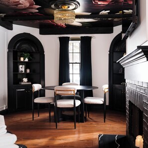 Premium bedding, down duvets, pillow-top beds, individually decorated - Garden Gables (Lenox)