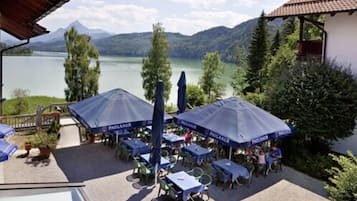 Serveert lunch, diner, Italiaanse gerechten, tuinzicht 