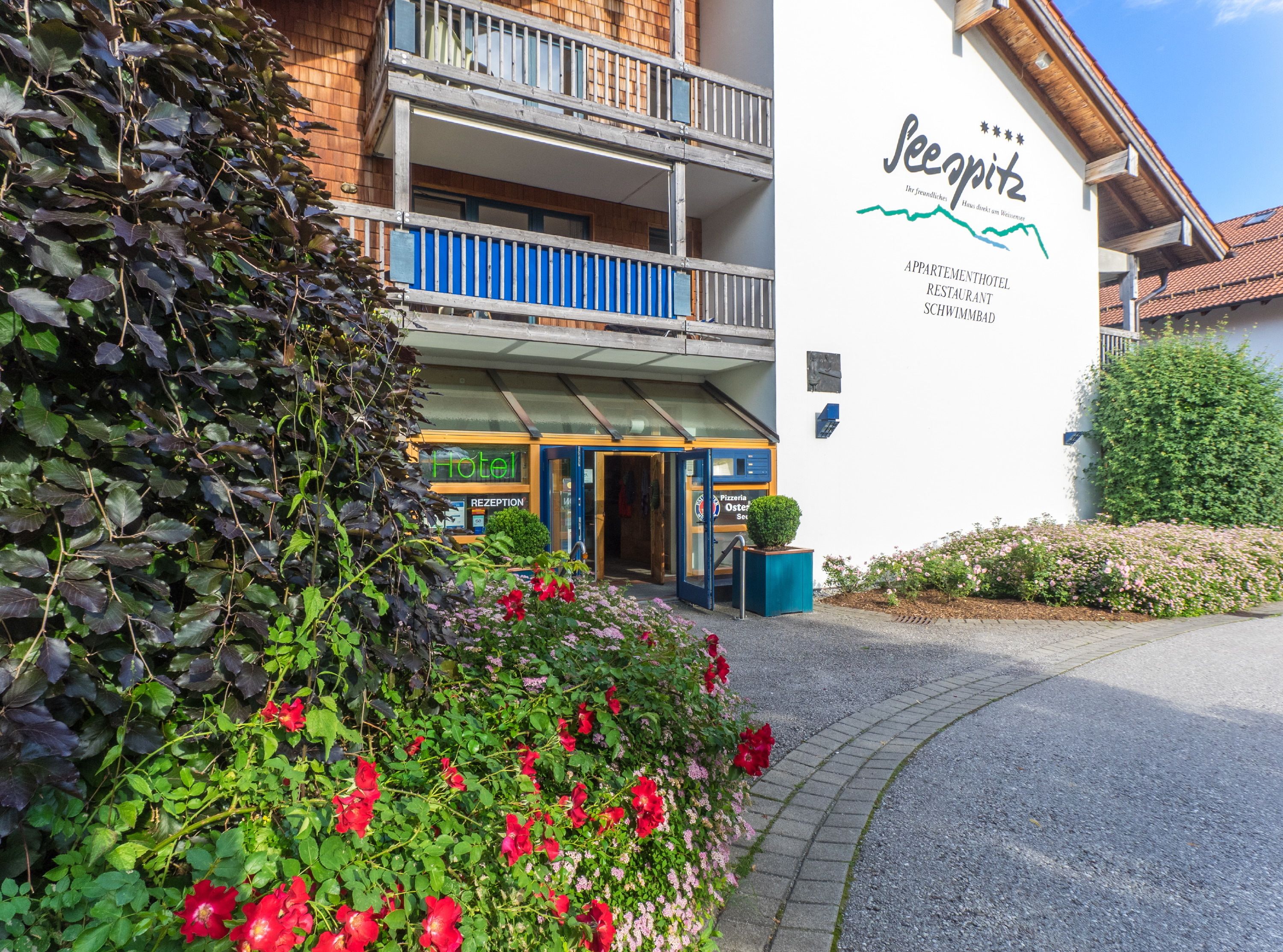 Un hotel con reception, pizzeria e un cartello con la scritta 'Seepitz'.