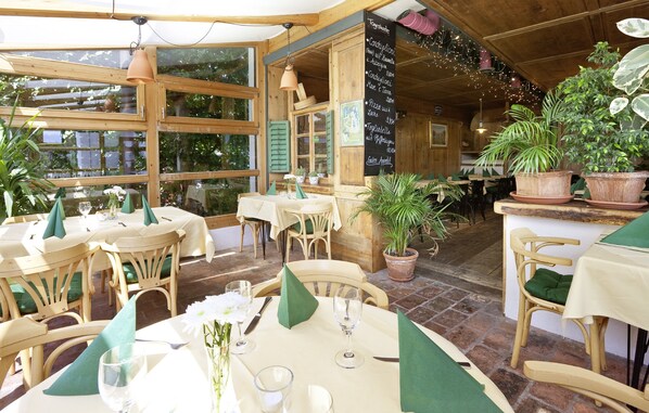 Déjeuner et dîner servis sur place, vue sur le jardin 
