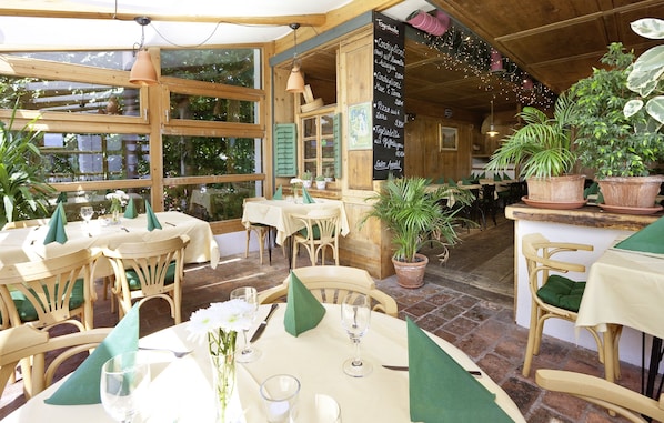 Déjeuner et dîner servis sur place, vue sur le jardin