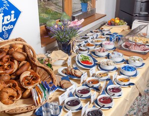 Desayuno buffet todos los días (con cargo) 
