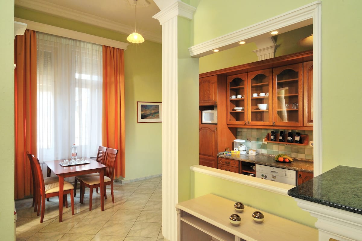 Appartement, 2 chambres | Repas dans la chambre