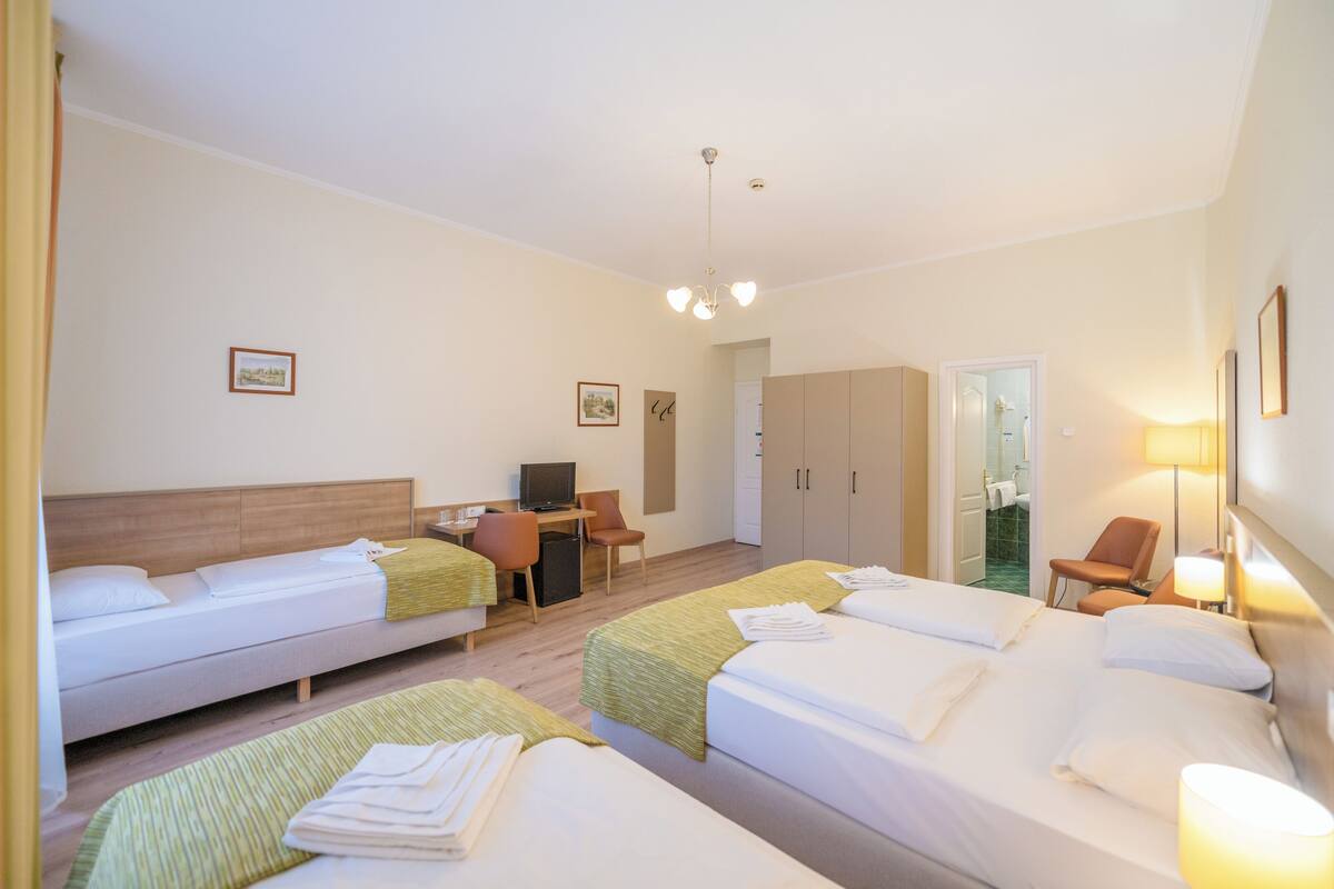 Standard Quadruple Room | 1 bilik tidur, meja, seterika/papan seterika