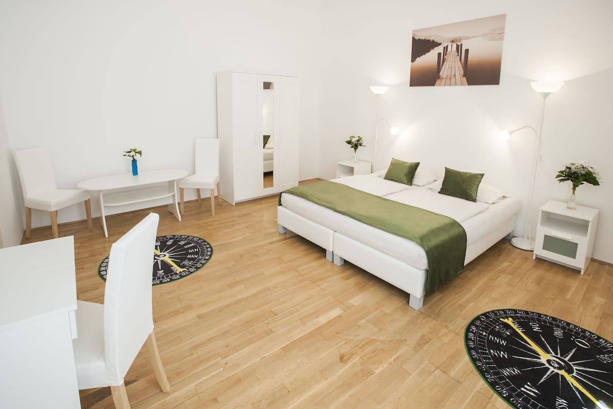 Appartement supérieur, 2 chambres | Coffre-fort, bureau, fer et planche à repasser
