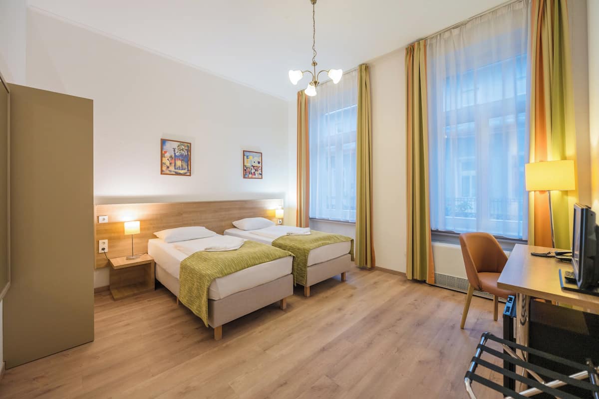 Chambre Standard double ou avec lits jumeaux | Coffre-fort, bureau, fer et planche Ă repasser