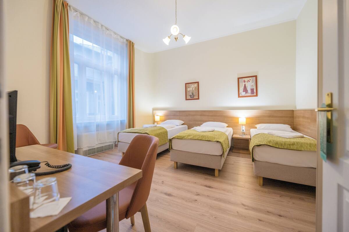 Standard Triple Room | 1 bilik tidur, meja, seterika/papan seterika