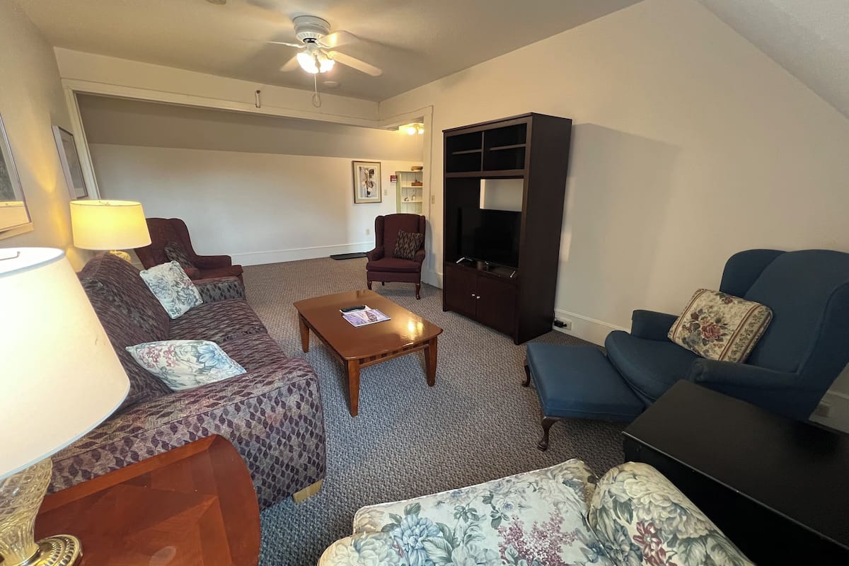 1 bedroom, individually decorated, individually furnished