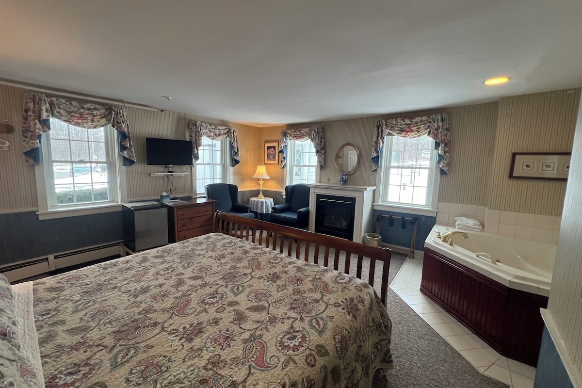 1 bedroom, individually decorated, individually furnished