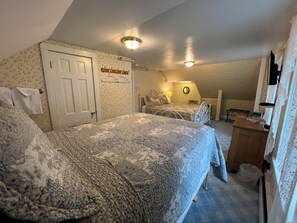 Room (Two Beds Q&F) | 1 Schlafzimmer, individuell dekoriert, individuell eingerichtet