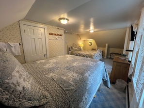 Room (Two Beds Q&F) | 1 غرفة نوم وبديكورات فريدة لكل غرفة وطراز فريد لكل وحدة ومكواة/لوح كي