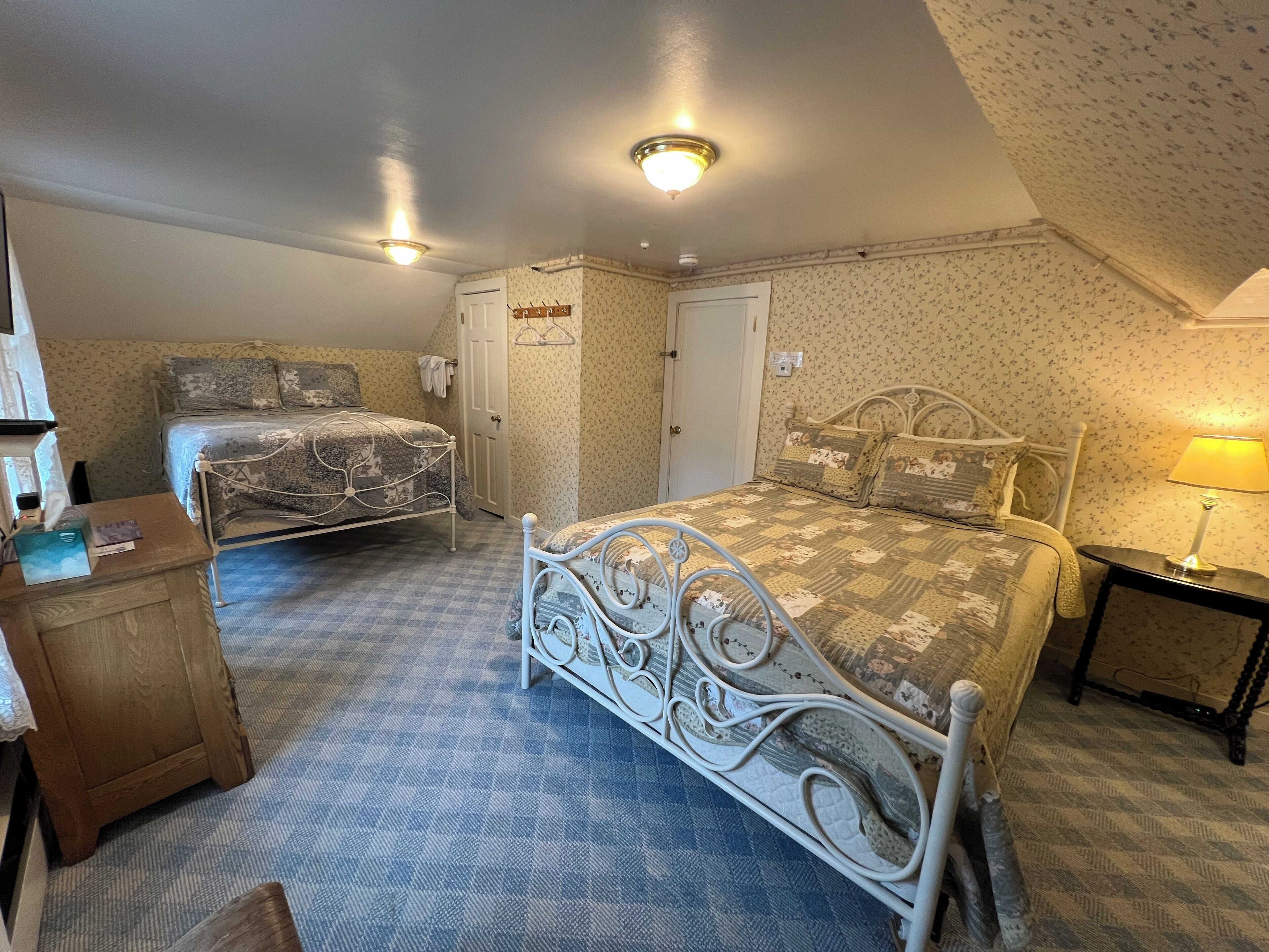 Room (Two Beds Q&F) | Trang trí khác biệt, trang bị nội thất với thiết kế riêng biệt 