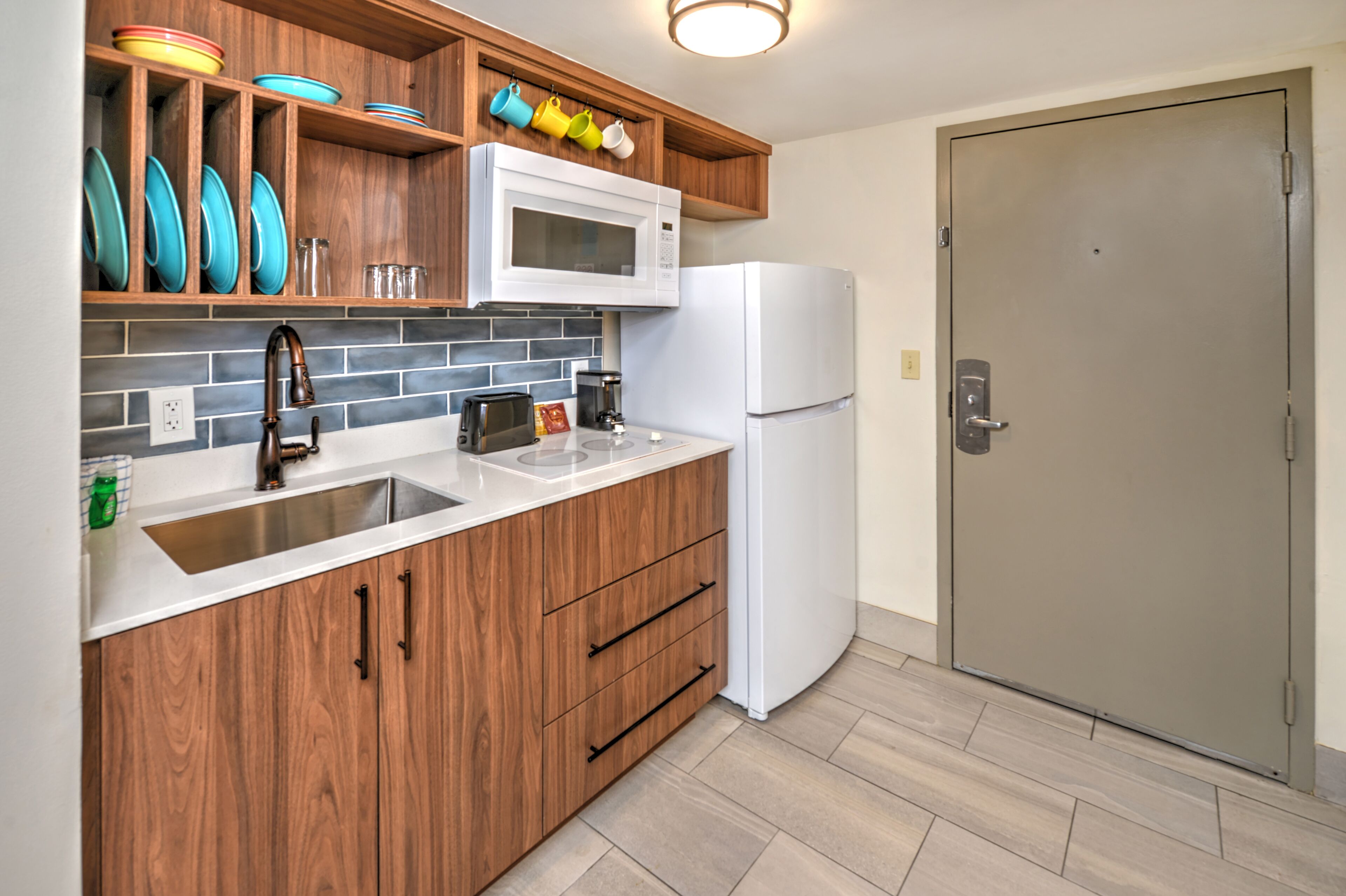 fridge, microwave, coffee/tea maker