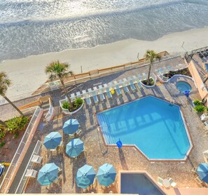 Außenpool, beheizter Pool, Sonnenschirme, Liegestühle