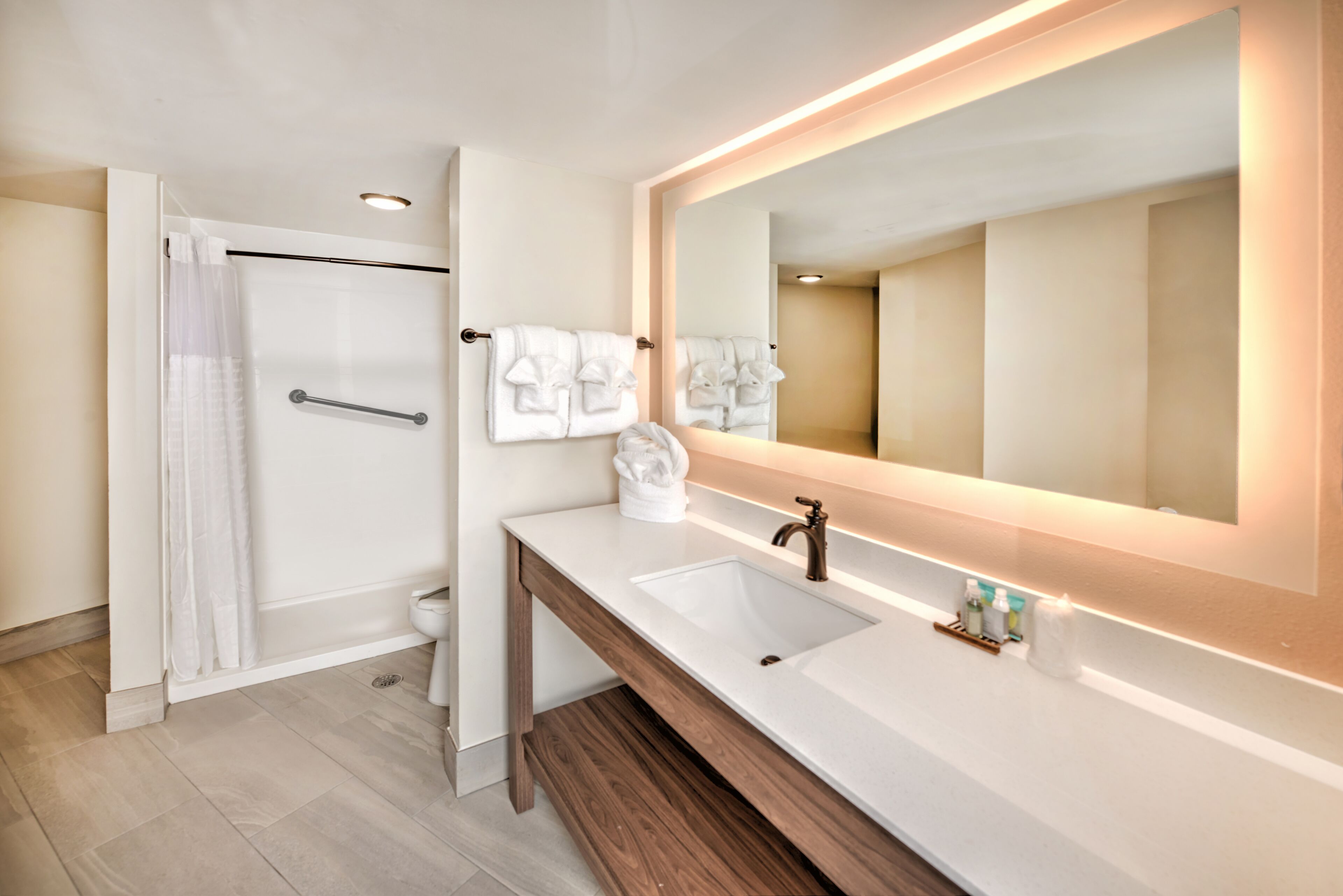 superior suite, 1 bedroom, kitchen, ocean view | bathroom | free toiletries, hair dryer, towels