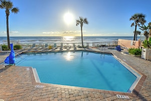 Piscina externa, piscina aquecida, guarda-sóis, espreguiçadeiras