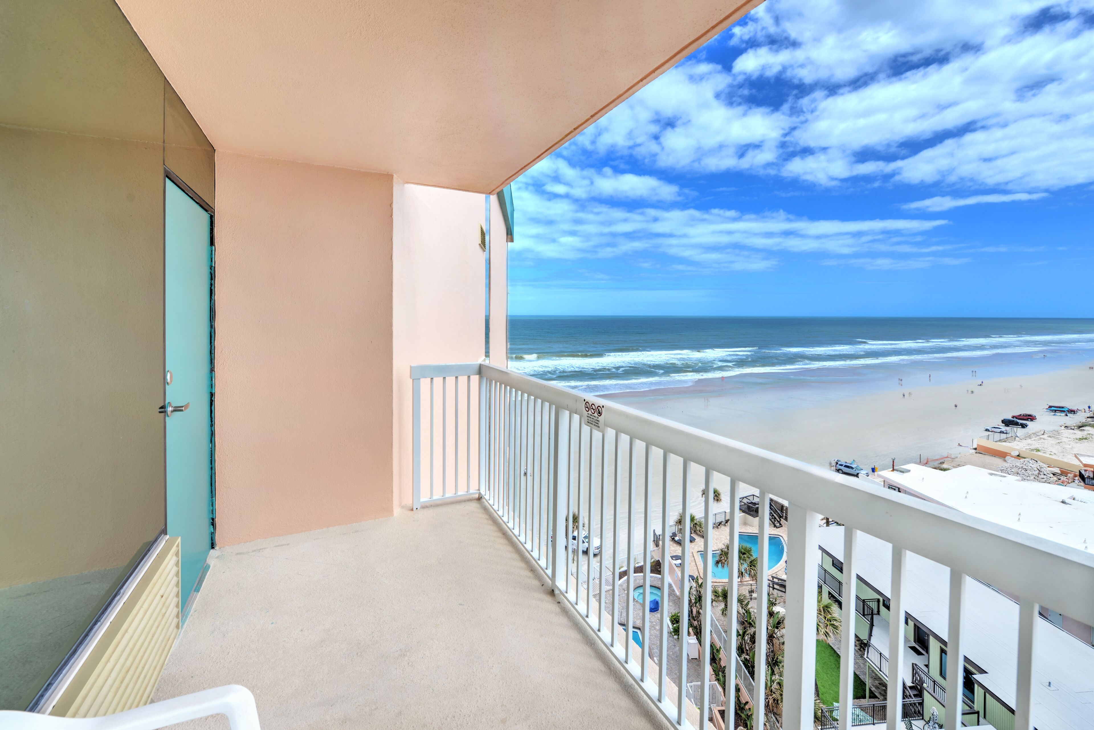 Ein Balkon mit Blick auf Strand und Poolbereich.