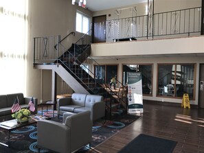 Lobby - Econo Lodge La Crosse North (La Crosse)