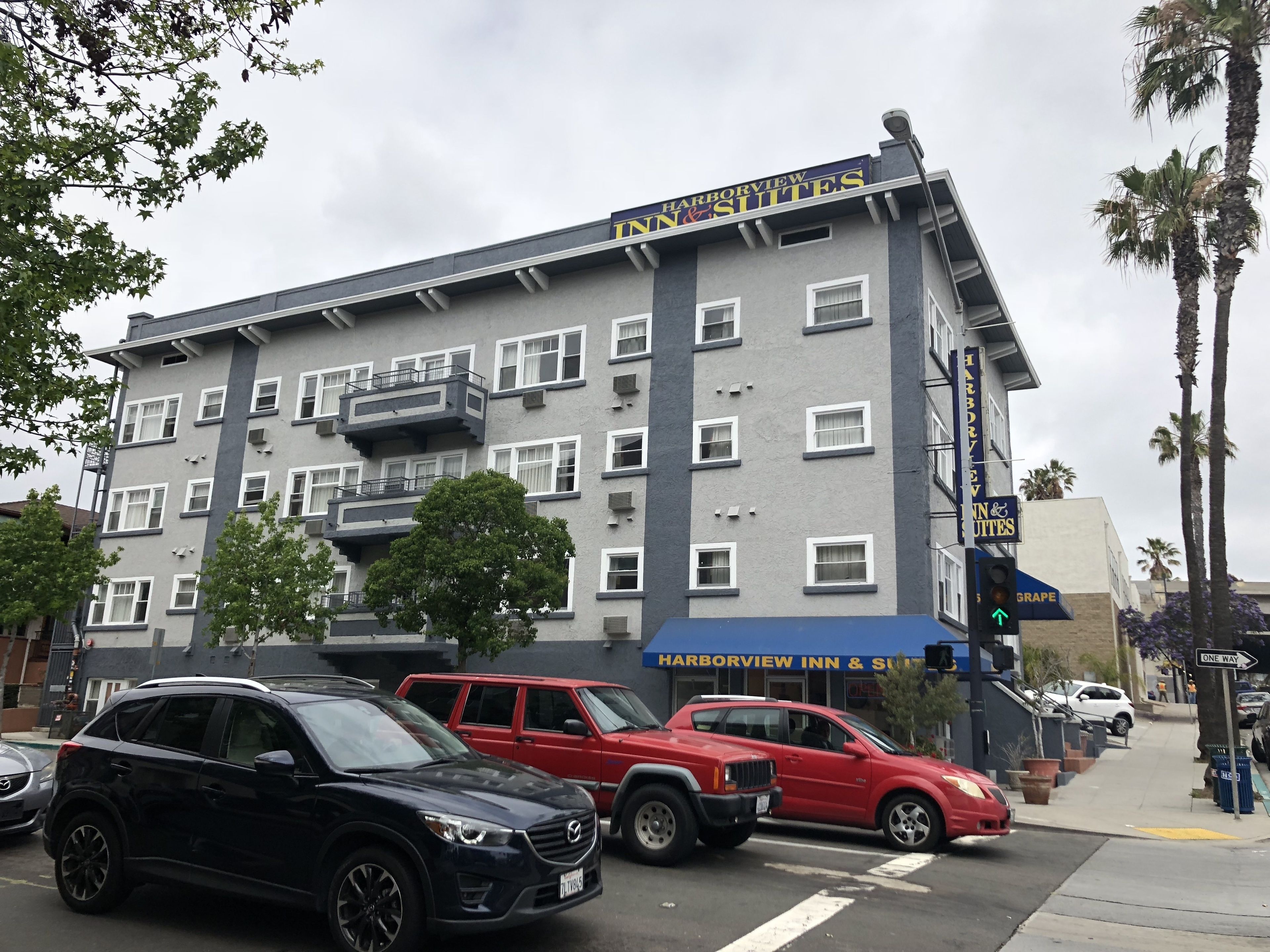Un edificio de varios pisos con un letrero que dice Harborview Inn & Suites.