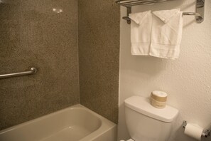 Standard Room, 1 Queen Bed | Bathroom | Free toiletries, hair dryer, towels