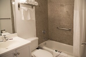 Chambre Standard, 2 grands lits | Salle de bain | Articles de toilette gratuits, sèche-cheveux, serviettes fournies