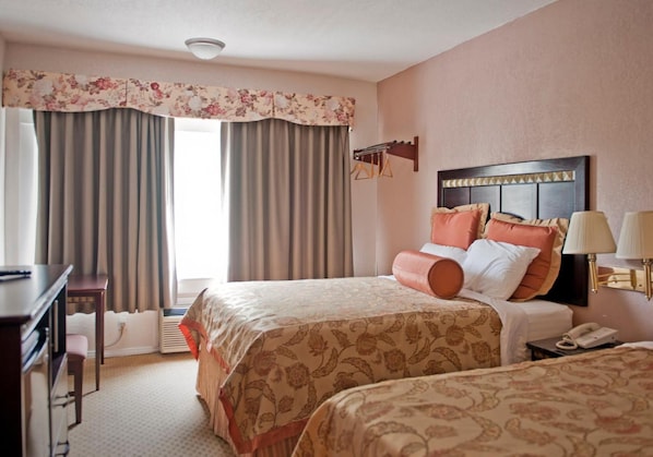 In-room safe, desk, blackout curtains, iron/ironing board - Harborview Inn & Suites San Diego Harbor (San Diego)