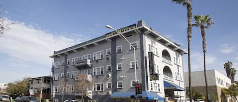 Vista frontal de la propiedad