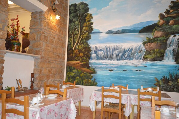 Daily continental breakfast (EUR 5 per person)