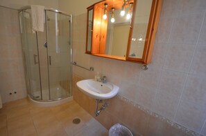 Chambre classique double, salle de bain privée | Salle de bain | Douche, articles de toilette (gratuits), séchoir à cheveux, bidet