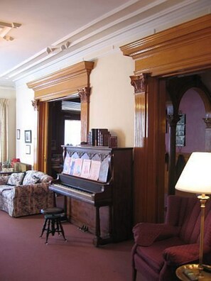 Lobby - Olde Judge Mansion (Troy)