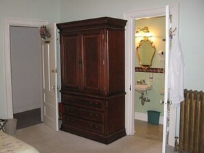 Phòng (Carpenter room) | Bàn, truy cập Internet không dây miễn phí, bộ trải giường 