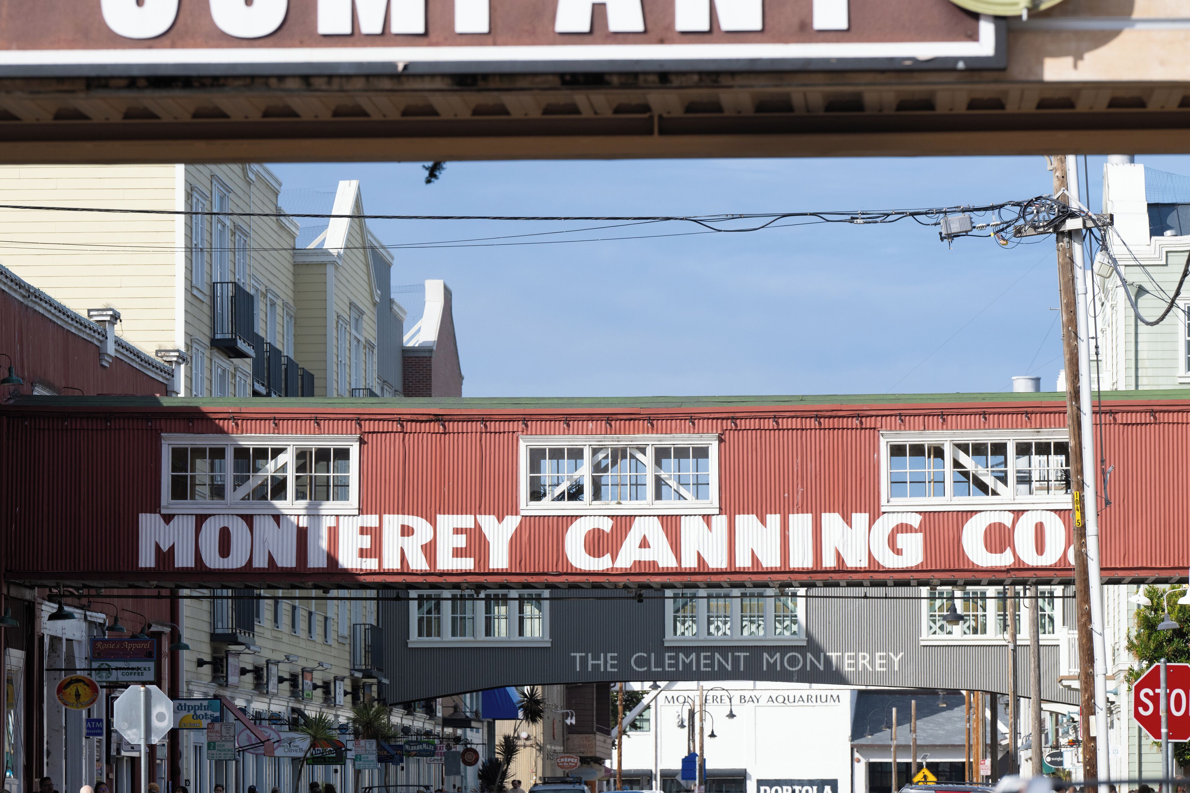Fachada con un cartel que dice "MONTEREY CANNING CO." y "THE CLEMENT MONTEREY" debajo.