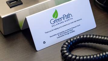 Une multiprise avec une étiquette blanche portant l’inscription « GreenPath Delaware North » et un câble noir.
