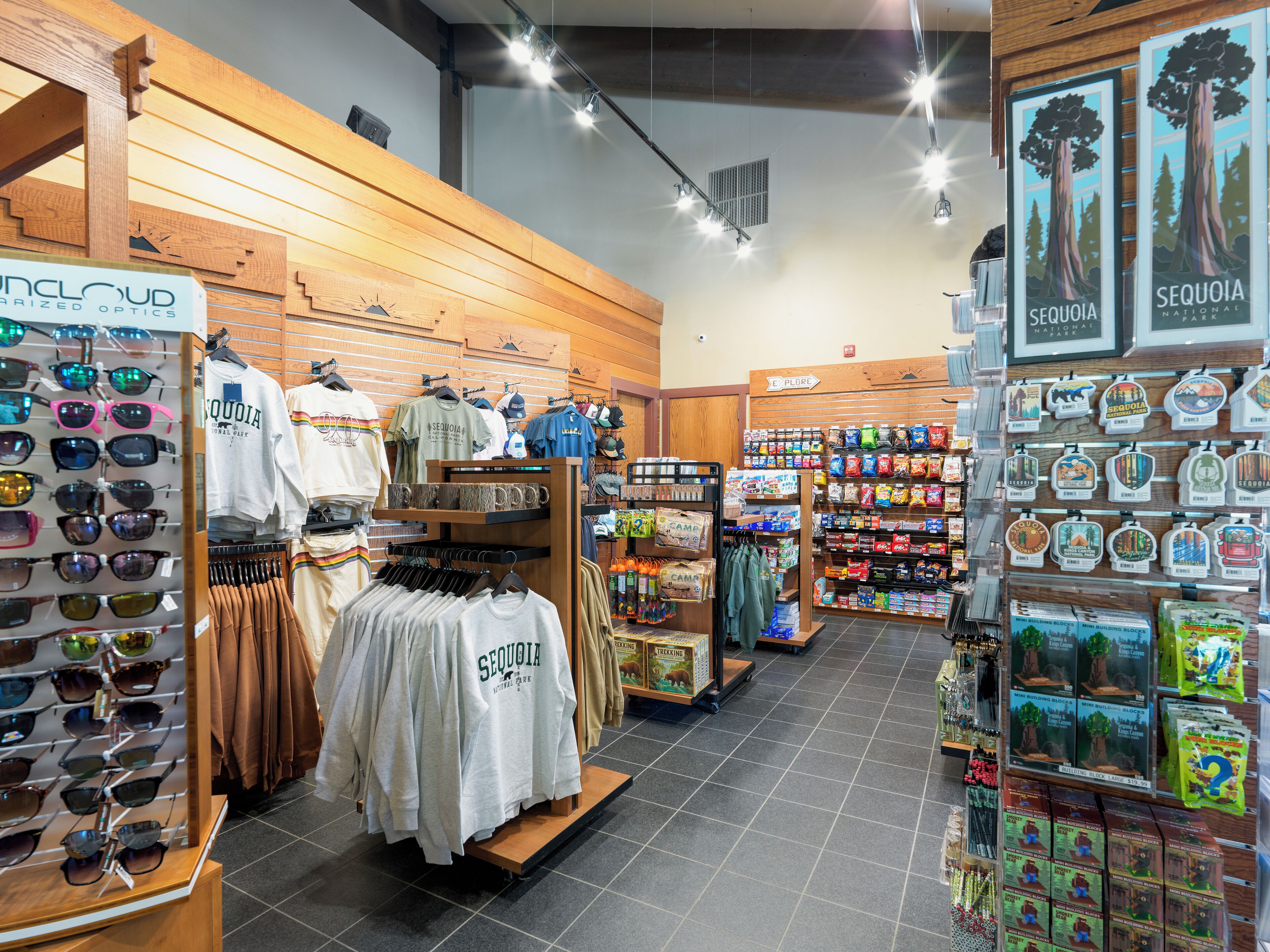 Un magasin de détail proposant divers articles, notamment des lunettes de soleil, des t-shirts et des souvenirs.