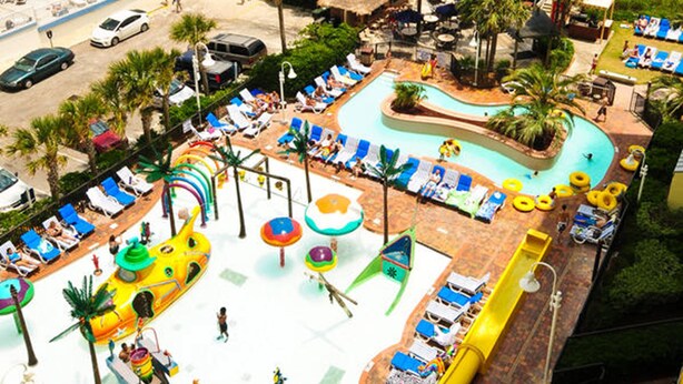 Un resort con piscina, parco acquatico, spiaggia e zone relax.