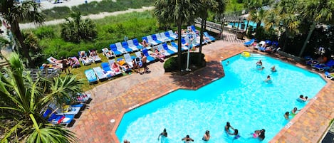 2 piscines intérieures, piscine extérieure en saison, chaises longues